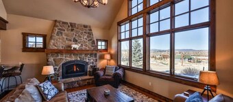Barnwood Beauty- Luxury Familiy & Pet Friendly Granby Mountain Retreat