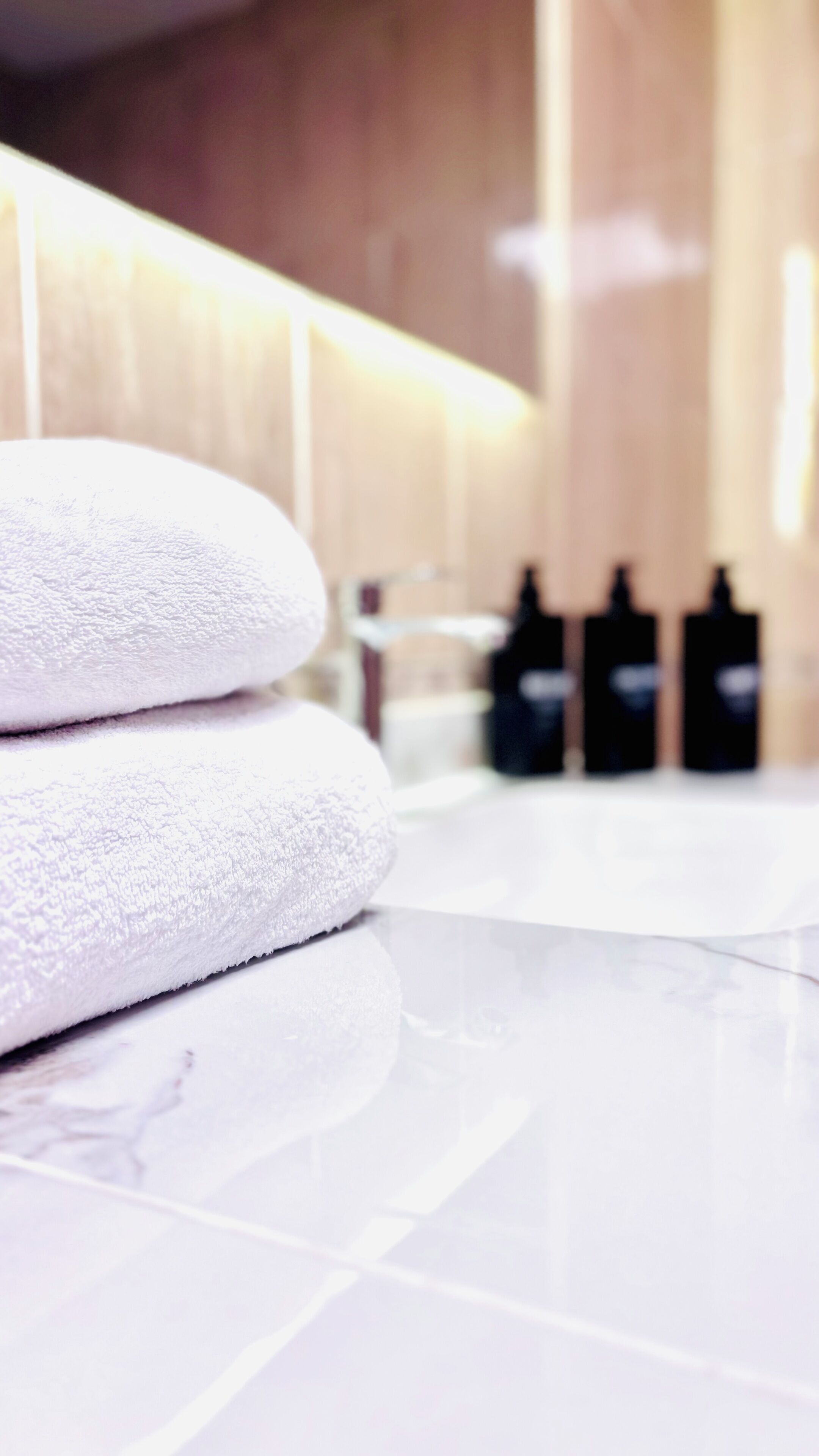 Een bad, een haardroger, handdoeken, zeep