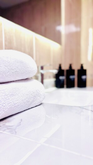 Een bad, een haardroger, handdoeken, zeep