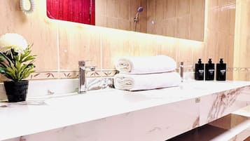 Badekar, hårføner, håndklær og såpe