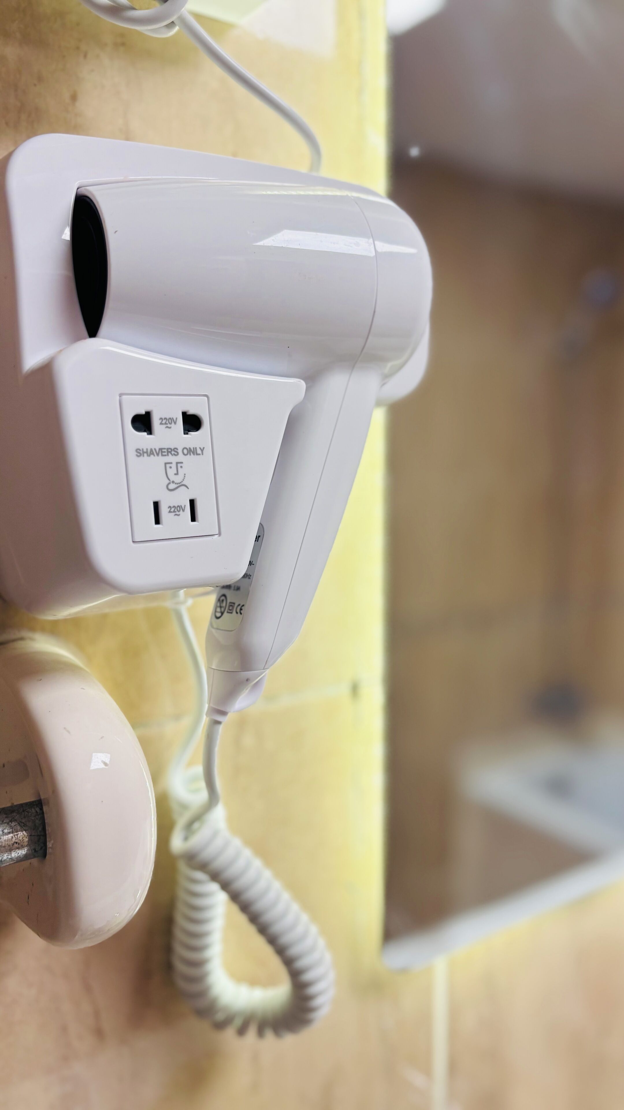 Een bad, een haardroger, handdoeken, zeep