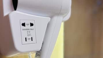 Een bad, een haardroger, handdoeken, zeep