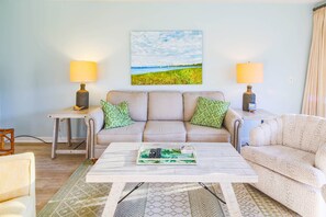 TV - Community Pool & Tennis Courts; Bright, Airy & Renovated End Unit Villa w/ Golf Course Views (Hilton Head Island)