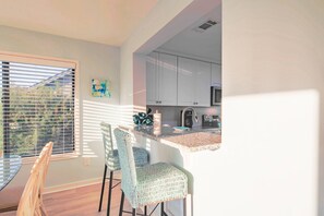 Réfrigérateur, micro-ondes, lave-vaisselle, cafetière/bouilloire