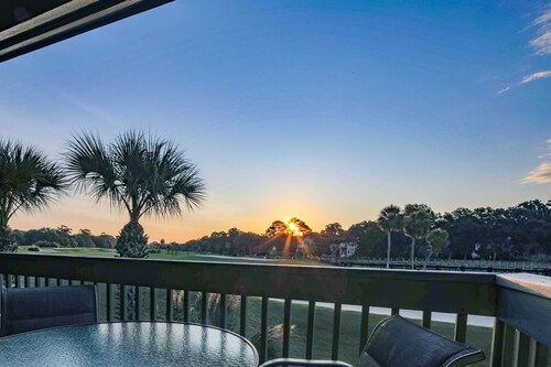 Community Pool & Tennis Courts; Bright, Airy & Renovated End Unit Villa w/ Golf Course Views