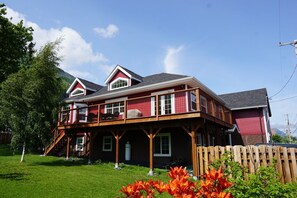 Exterior - Sockeye house 420 3rd ave Large house located in downtown Accommodates up to 12  (Seward)