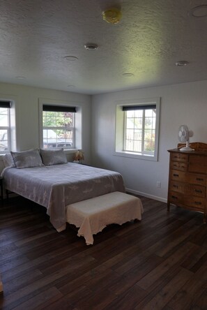 4 bedrooms, free WiFi, bed sheets - Sockeye house 420 3rd ave Large house located in downtown Accommodates up to 12  (Seward)