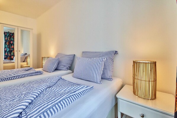 2 bedrooms, desk, WiFi, bed sheets