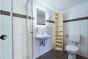 Shower, hair dryer, towels, soap - Studio M - Aparthotel Stralsund (Stralsund)