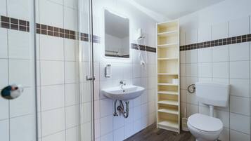 Haartrockner, Handtücher, Seife, Toilettenpapier