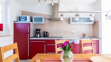 Kühlschrank, Geschirrspüler, Wasserkocher mit Kaffee-/Teezubehör