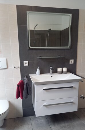 Shower, hair dryer, towels, soap - Ferienwohnung Mossauer Höhe (Mossautal)