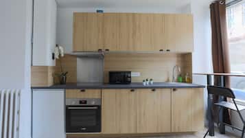 Een koelkast, een microgolfoven, een oven, een kookplaat