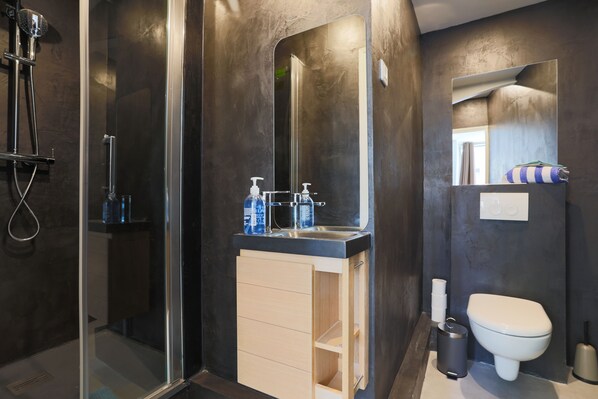 Dusche, Handtücher, Seife, Toilettenpapier