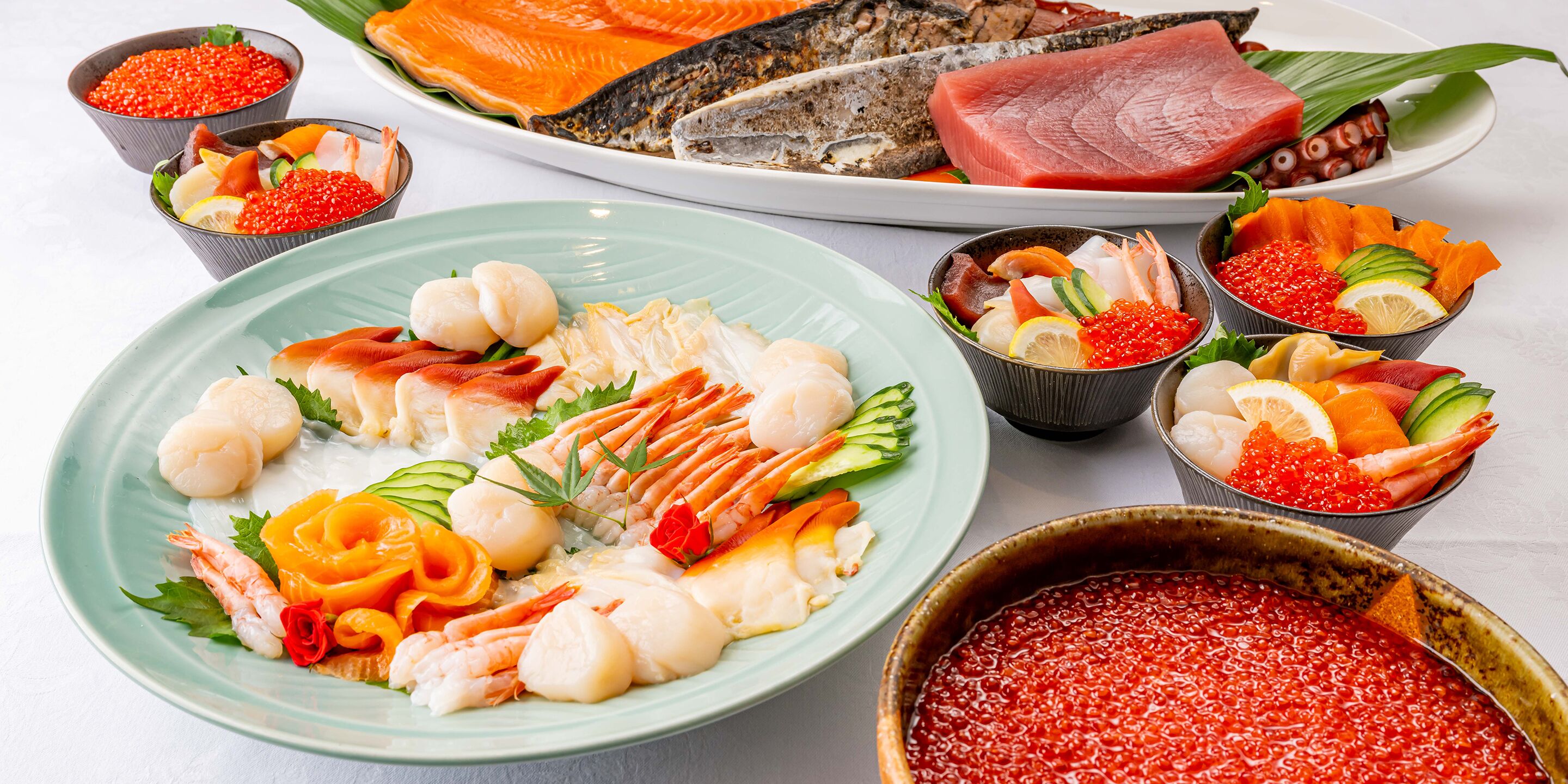 Verschiedene Fischgerichte, darunter Sashimi, Garnelen und Kaviar.
