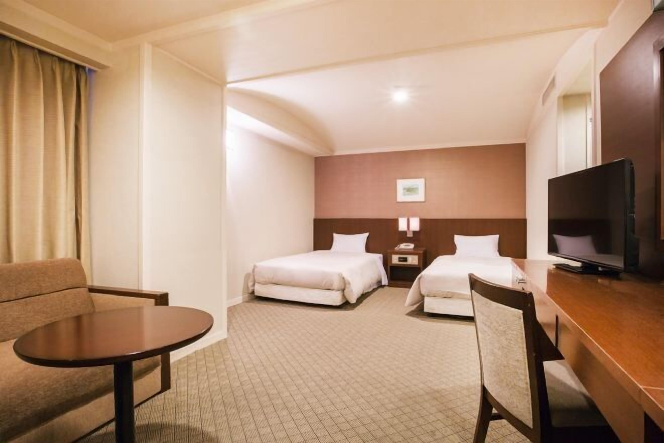 Escritorio, cortinas blackout y tabla de planchar con plancha 