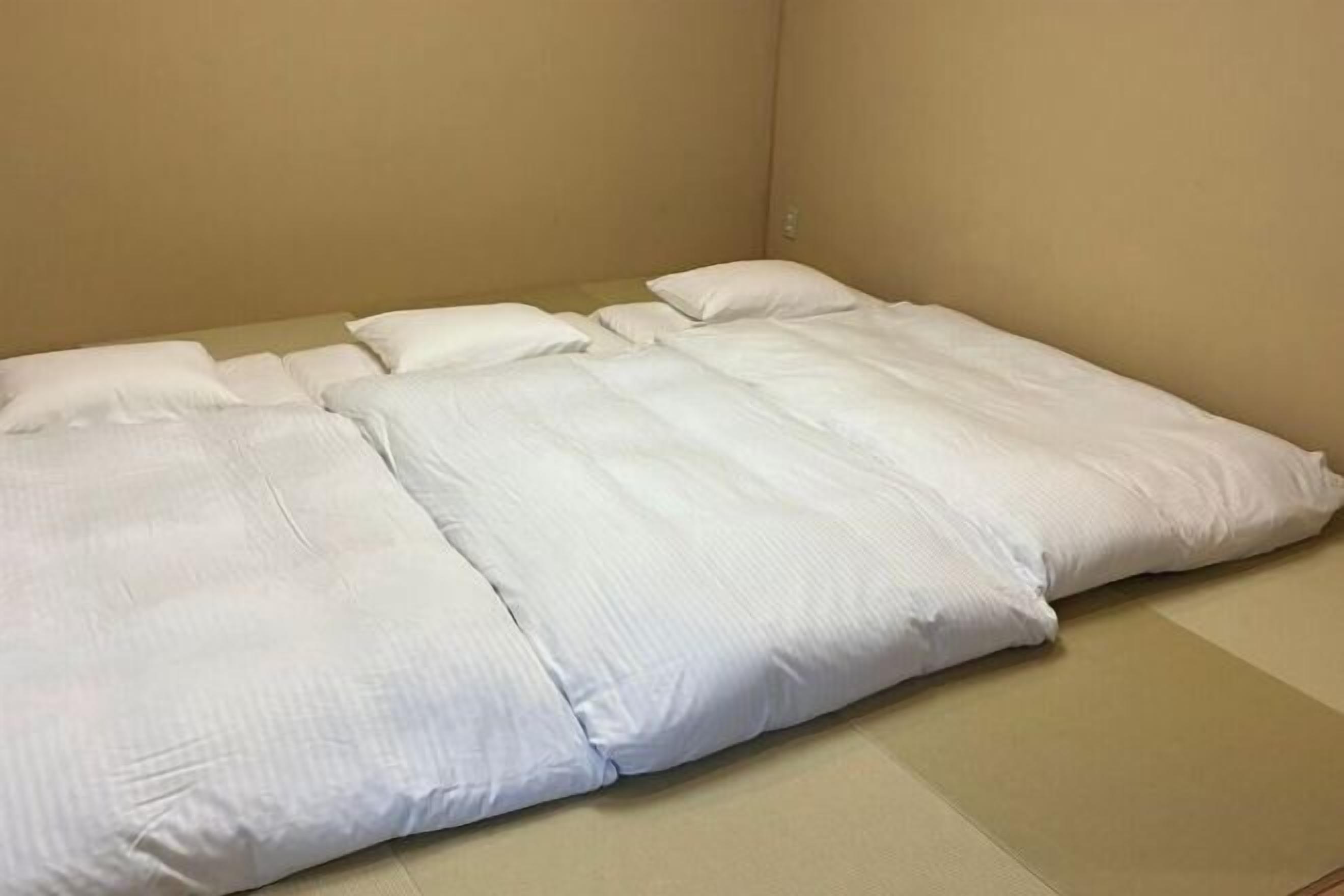 Escritorio, cortinas blackout y tabla de planchar con plancha 