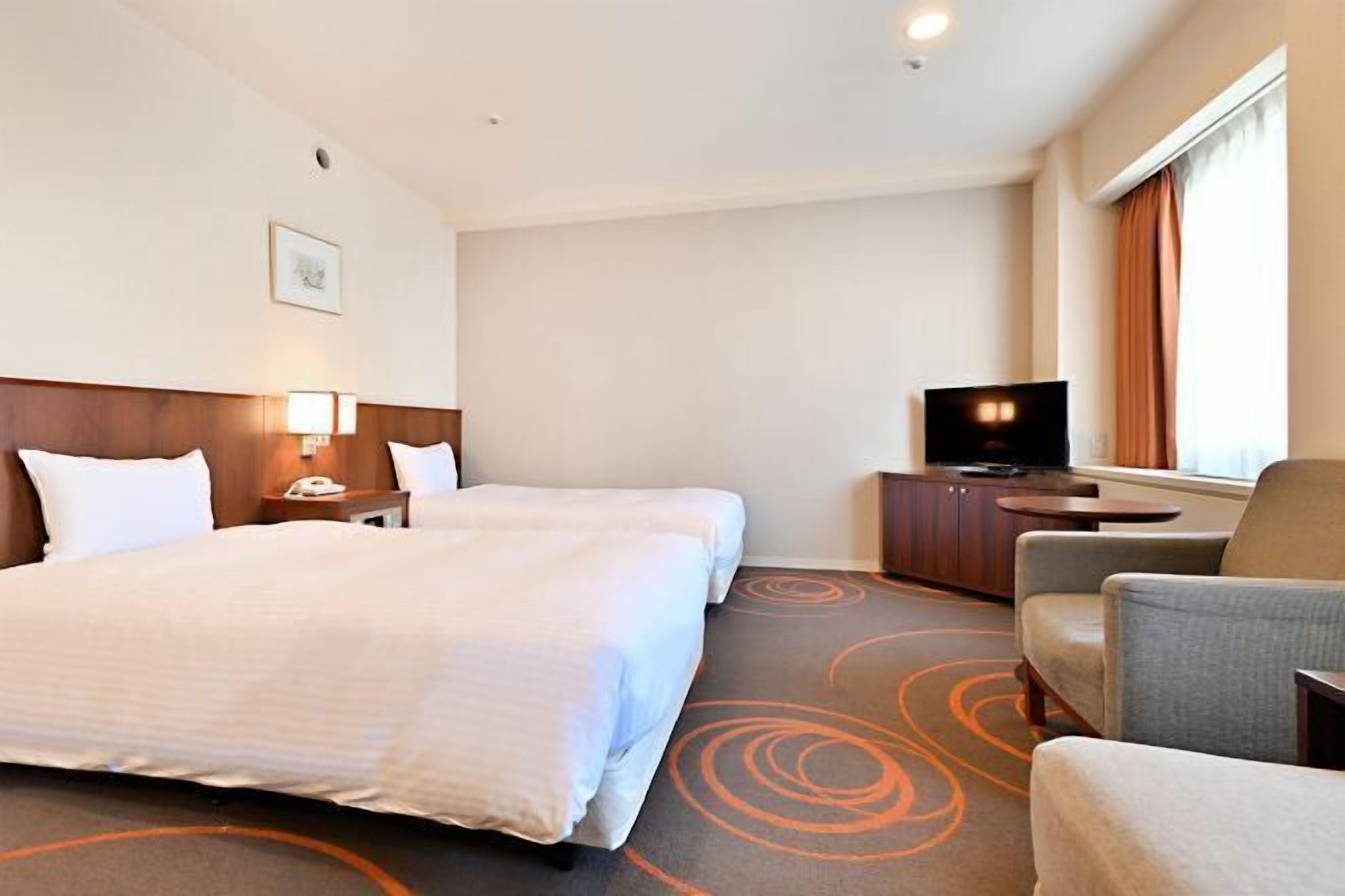 Escritorio, cortinas blackout y tabla de planchar con plancha 