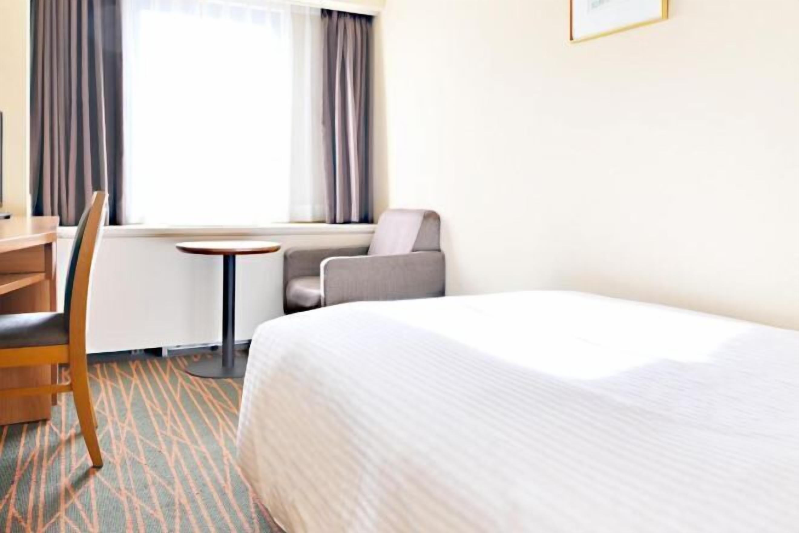 Escritorio, cortinas blackout y tabla de planchar con plancha 