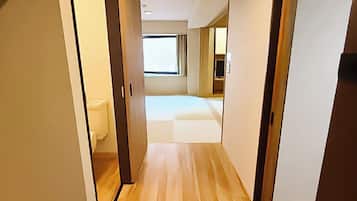 Bàn, màn/rèm cản sáng, bàn ủi/dụng cụ ủi quần áo