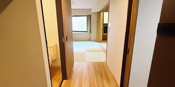 办公桌、遮光窗帘、熨斗/熨板、免费 WiFi