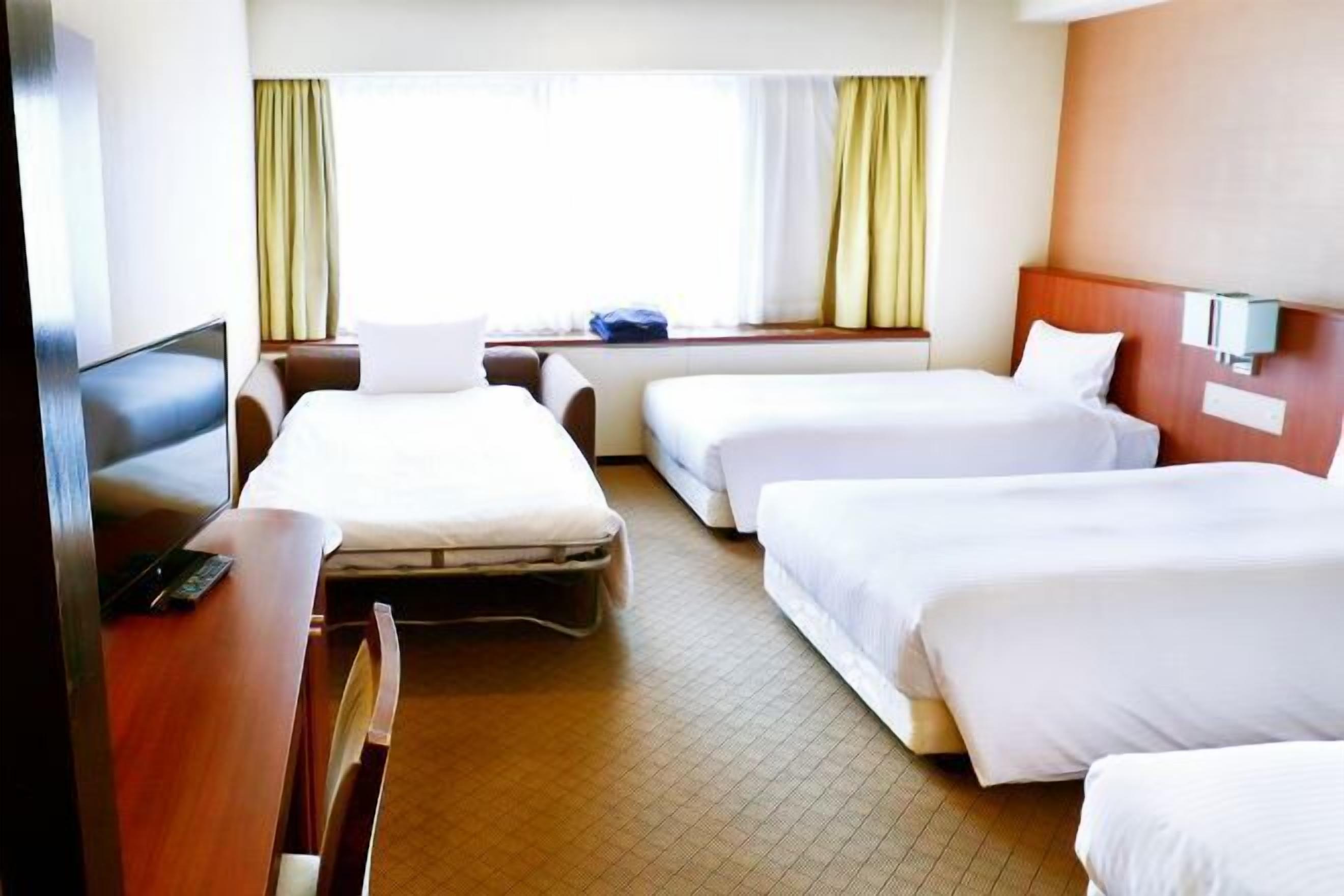 Escritorio, cortinas blackout y tabla de planchar con plancha 