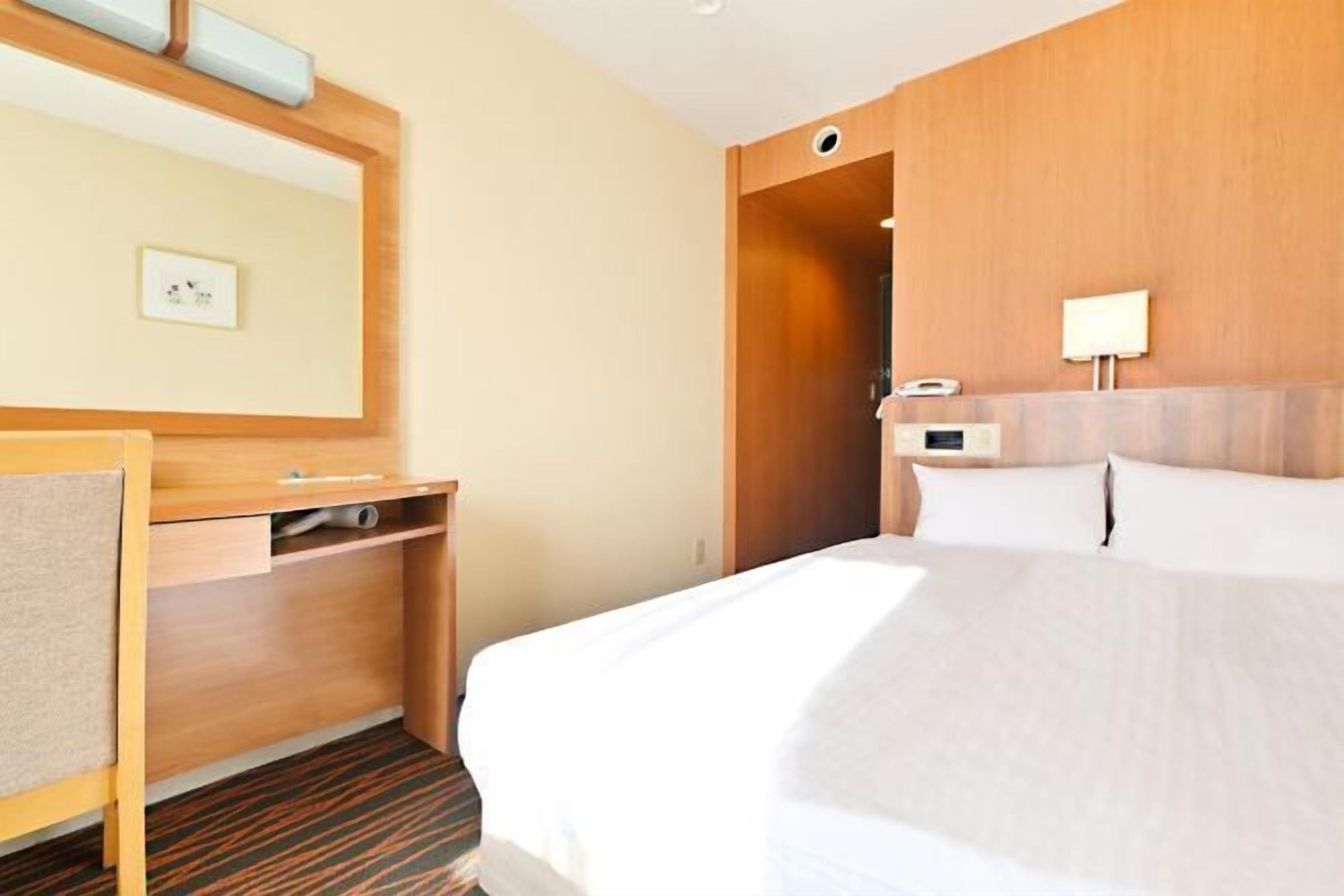 Escritorio, cortinas blackout y tabla de planchar con plancha 