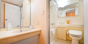 Combined shower/bathtub, free toiletries, hair dryer, slippers