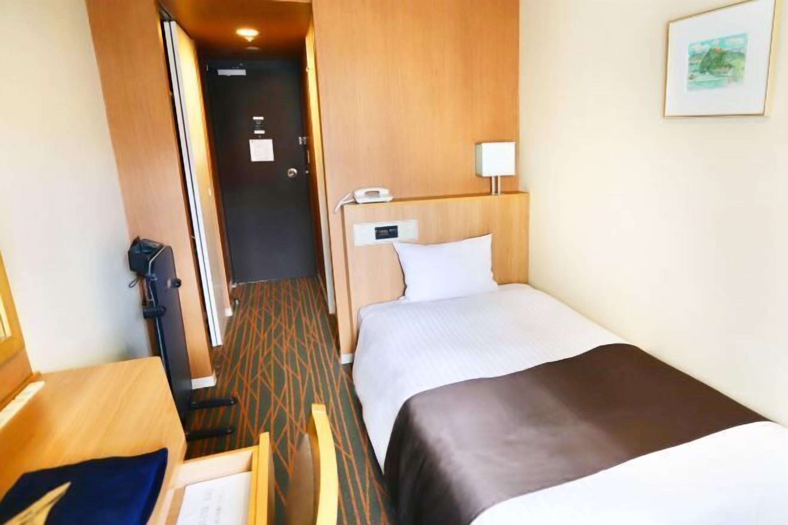 Escritorio, cortinas blackout y tabla de planchar con plancha 