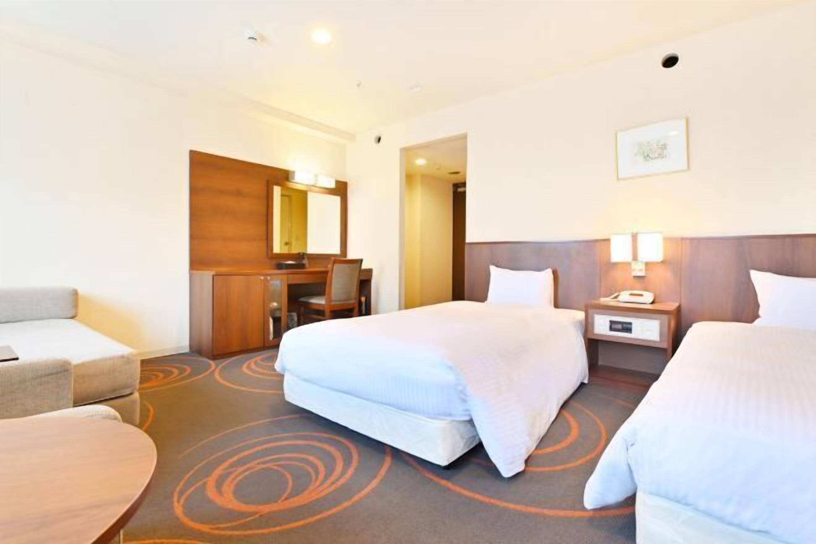 Escritorio, cortinas blackout y tabla de planchar con plancha 