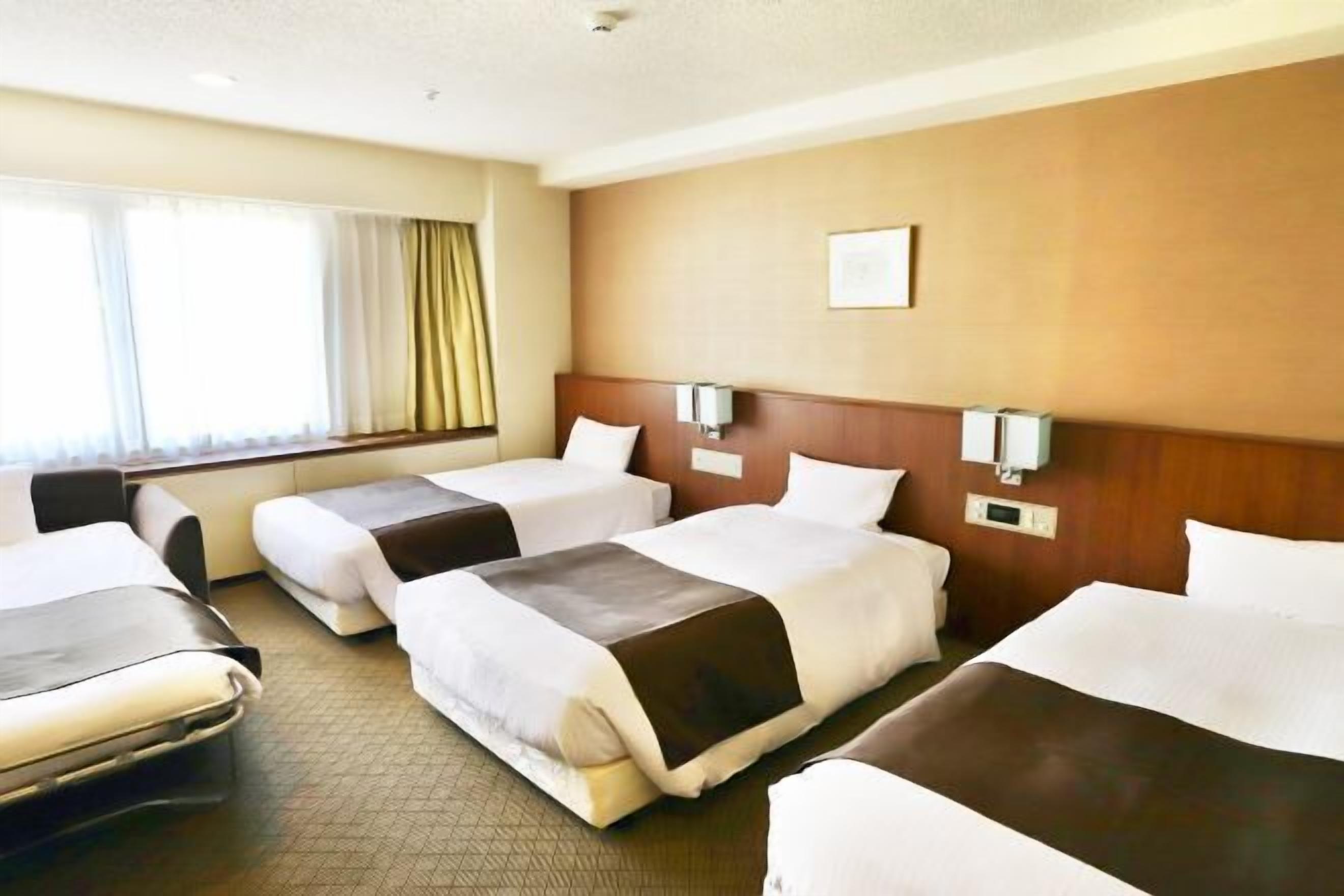 Escritorio, cortinas blackout y tabla de planchar con plancha 