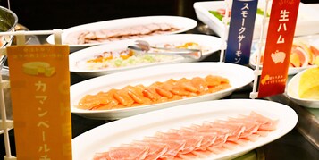 Daily buffet breakfast (JPY 2800 per person)