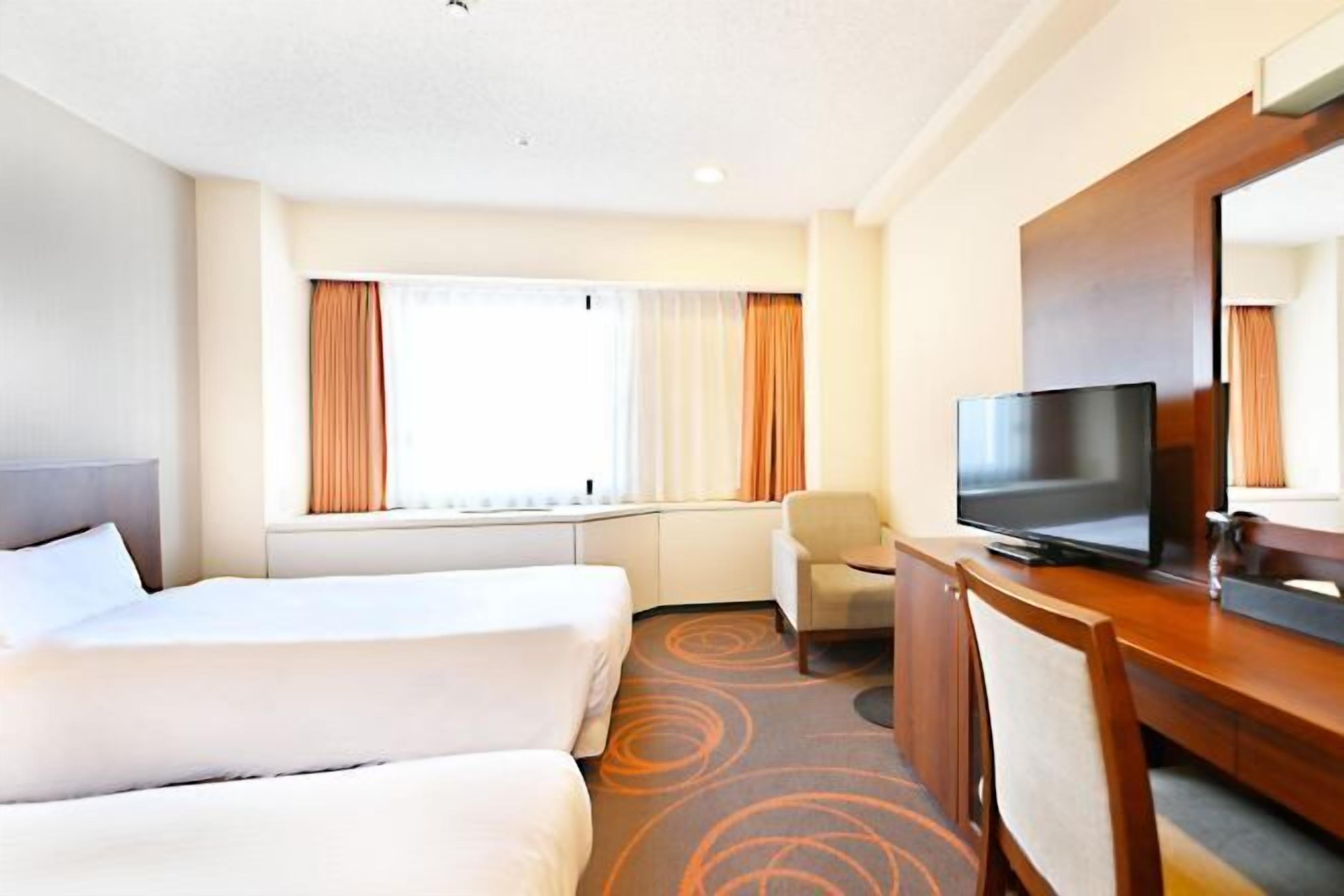 Escritorio, cortinas blackout y tabla de planchar con plancha 