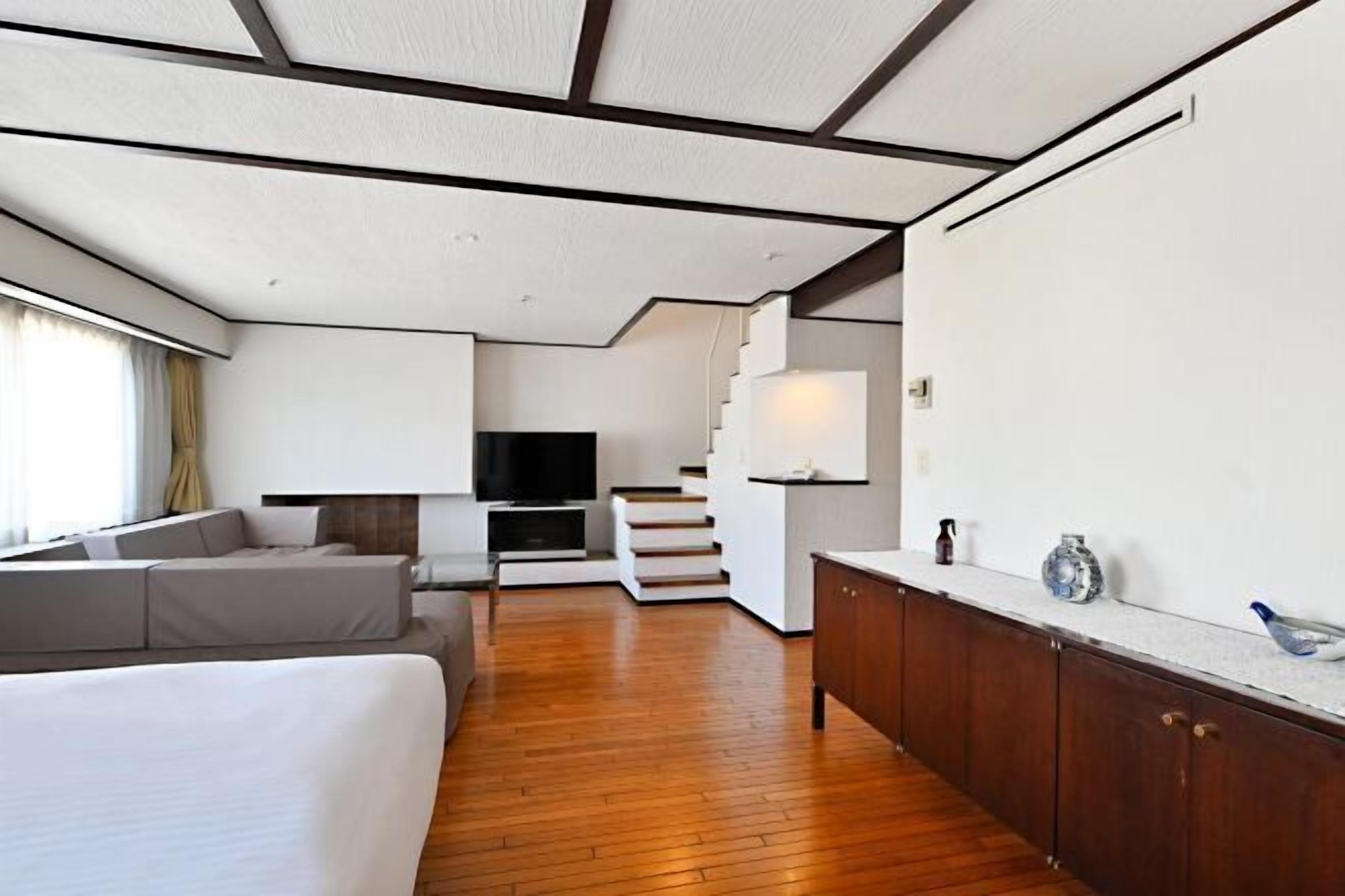 Escritorio, cortinas blackout y tabla de planchar con plancha 