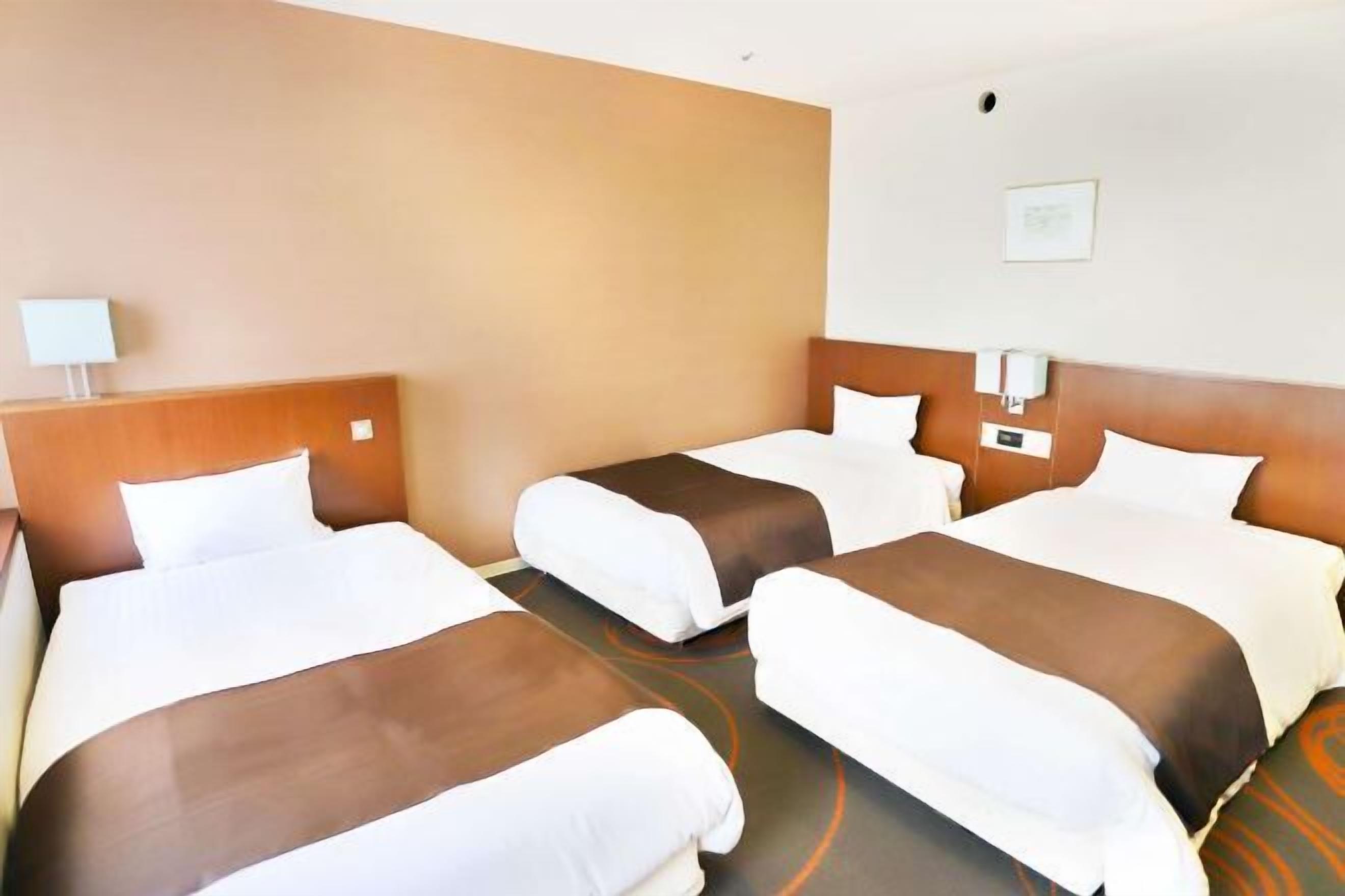 Escritorio, cortinas blackout y tabla de planchar con plancha 