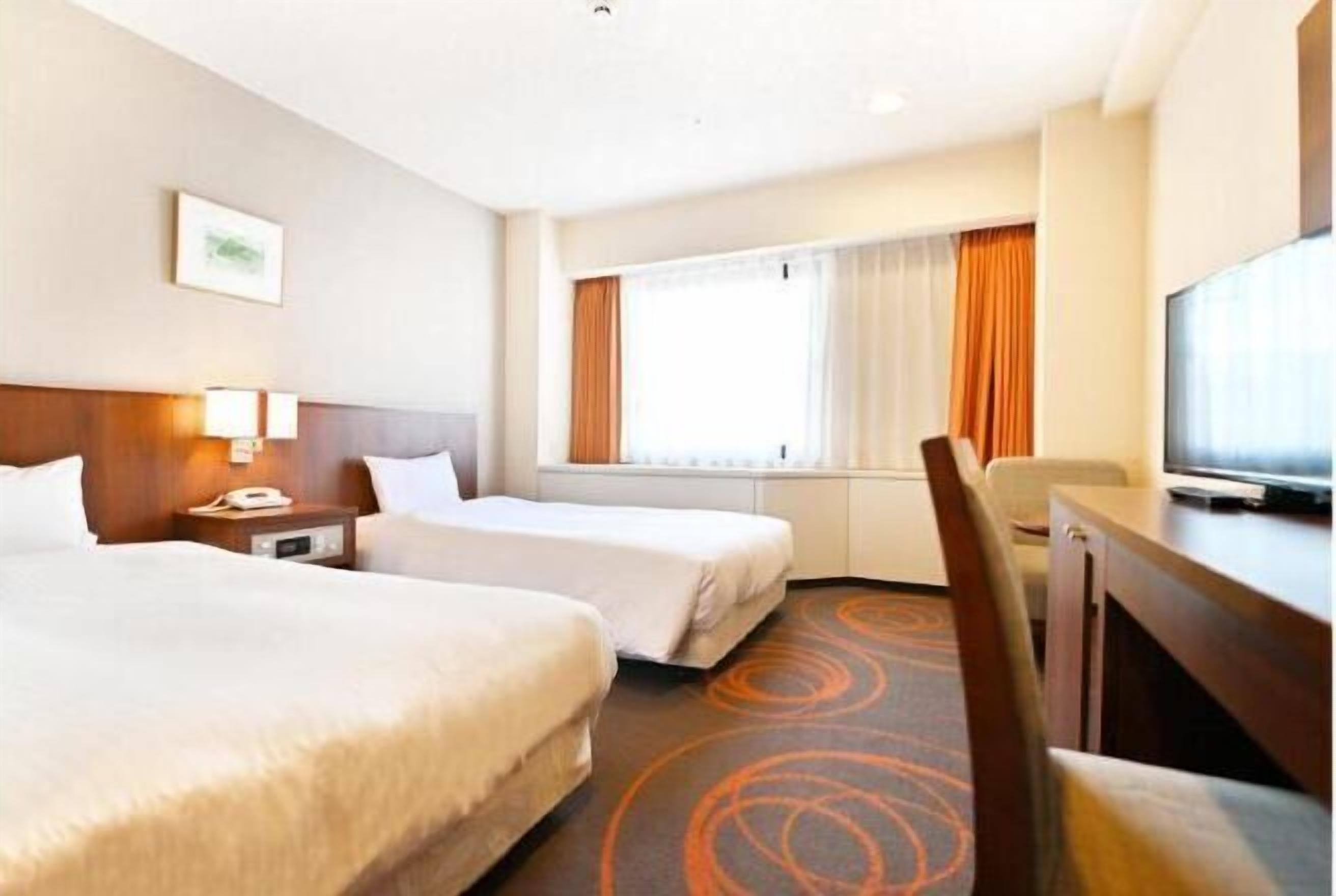 Escritorio, cortinas blackout y tabla de planchar con plancha 