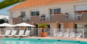 Outdoor pool, a heated pool - A '400 M de la mer ,proche Foret ,au Calme (Saint-Jean-de-Monts)