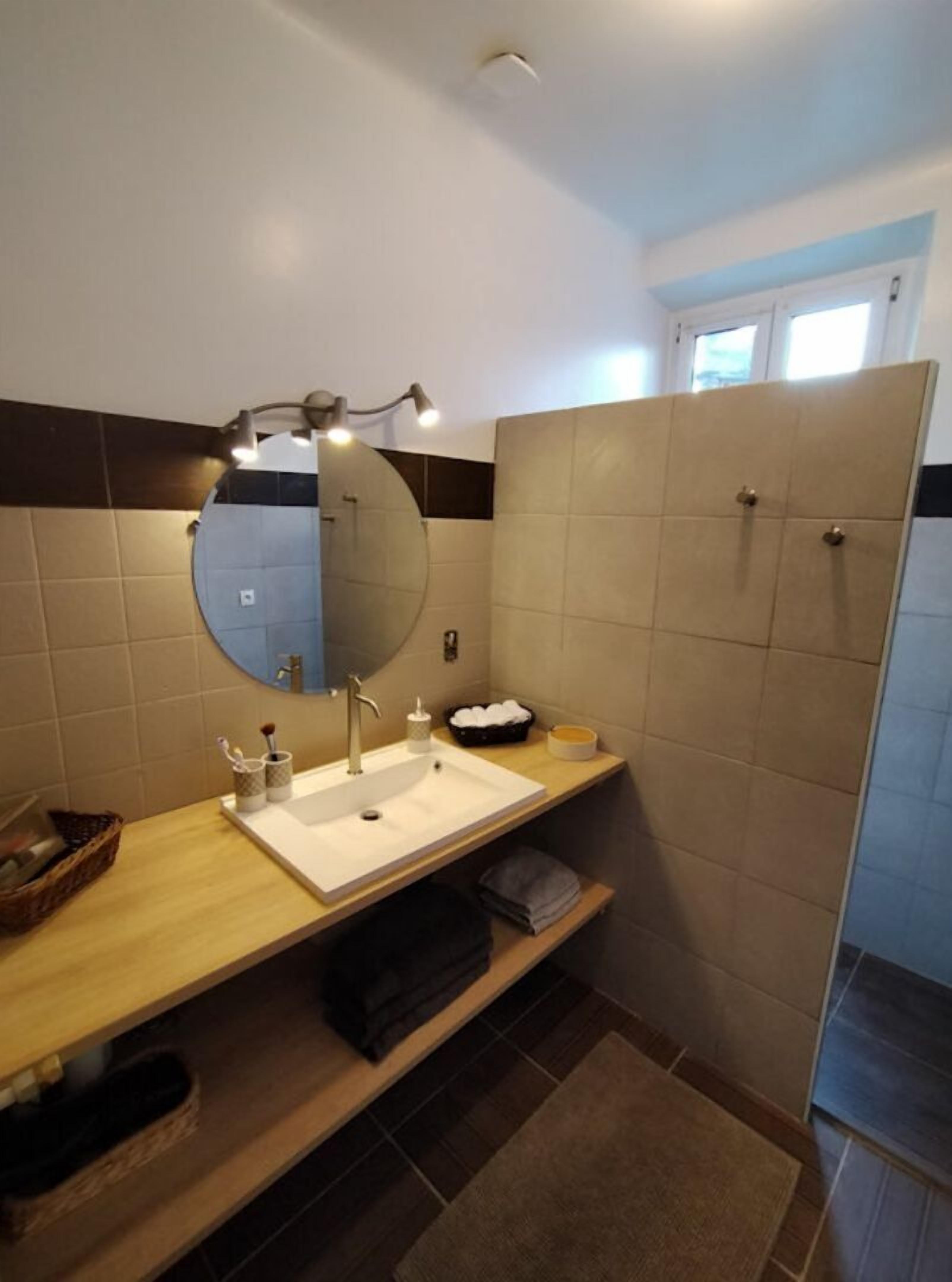 Dusch, hårtork och handdukar