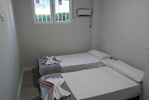 2 bedrooms, iron/ironing board, free WiFi, bed sheets