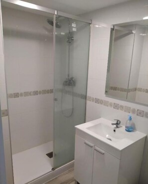 Dusche, Haartrockner, Handtücher, Seife