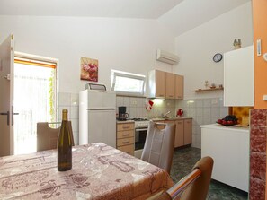 Fridge, oven, stovetop, coffee/tea maker