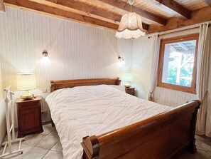 3 bedrooms, iron/ironing board, free WiFi - Chalet in the heart of Samoëns with garden and fireplace (Samoëns)