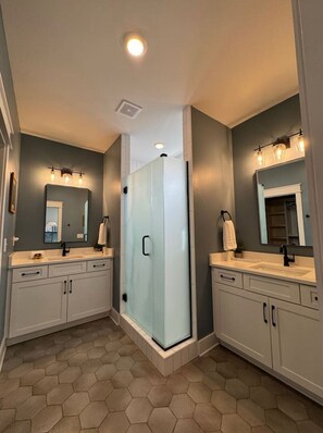 Combined shower/tub, hair dryer, towels