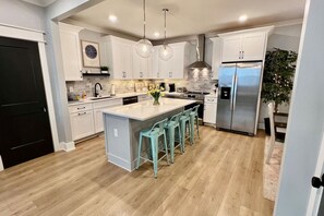 冷蔵庫、電子レンジ、オーブン、コンロ