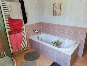 Badewanne, Haartrockner, Toilettenpapier