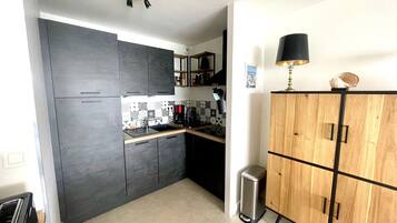 Een koelkast, een microgolfoven, een kookplaat, een vaatwasser