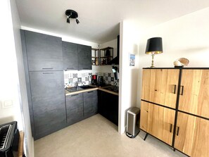 Réfrigérateur, micro-ondes, plaque de cuisson, lave-vaisselle