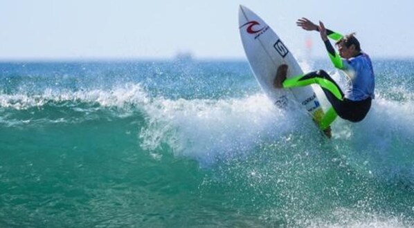 A person surfing on a wave. - Modern sea-facing apartment with garage and free WiFi (Les Sables-d'Olonne)