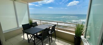 Modern sea-facing apartment with garage and free WiFi