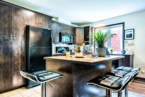 Frigorifero, microonde, forno, piano cottura